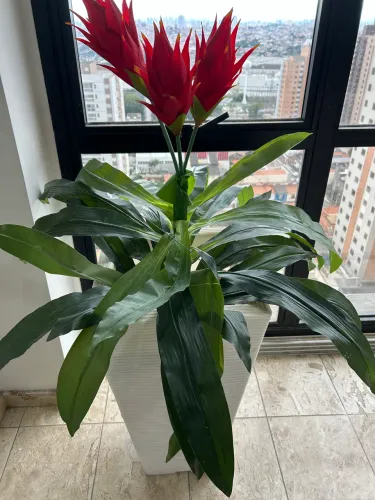 Um Vaso Decorativo Com Planta Artificial Grande 