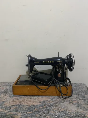 Máquina de costura Singer antiga