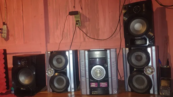 Vendo  miny sistem Sony pegando rádio e entrada auxiliar vai o controle.