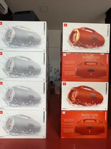 BOOMBOX 4 laranjada R$ 2.799,00 Branca R$ 2.699,00