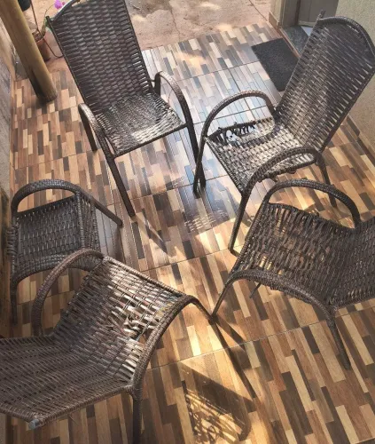 Jogo com 4 Cadeiras e uma mesa em Fibra Sintética para Reforma