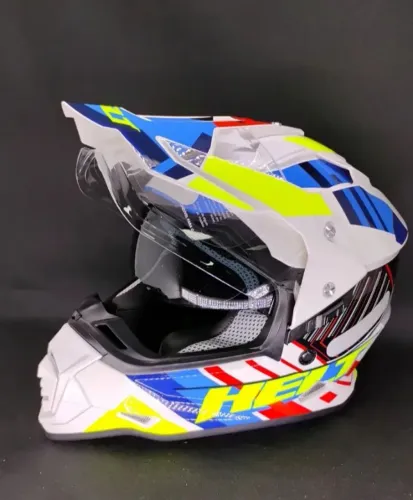 Capacete helt em excelente estado , preço R 300,00 , na cor branca, azul, na caixa ainda.