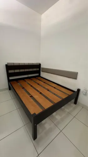 Cama de casal com estrutura em madeira maciça
