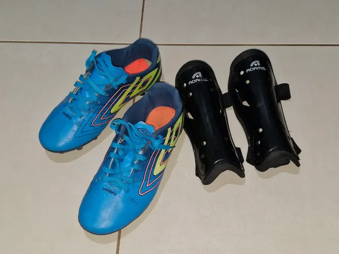 Chuteira Umbro Campo Tam 39 + Caneleira Adams (Kit Futebol)