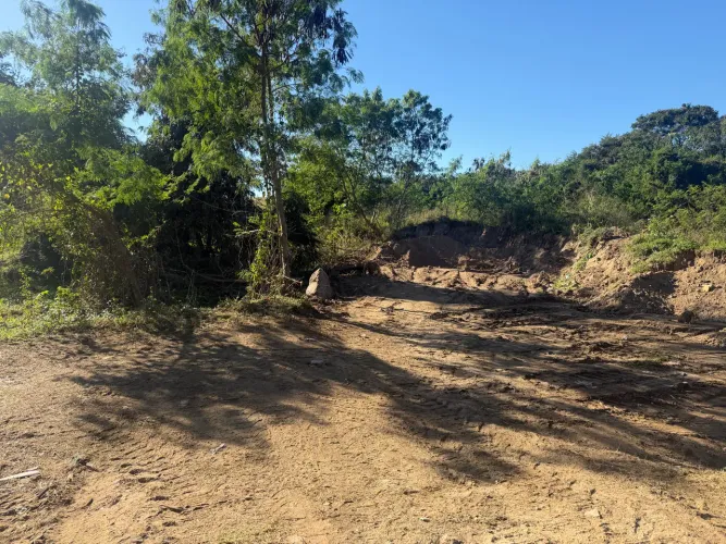 Três lotes de 200 metros cada totalizando 600 metros quadrados