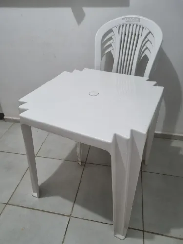 Conjunto mesa e cadeiras de plástico Tramontina