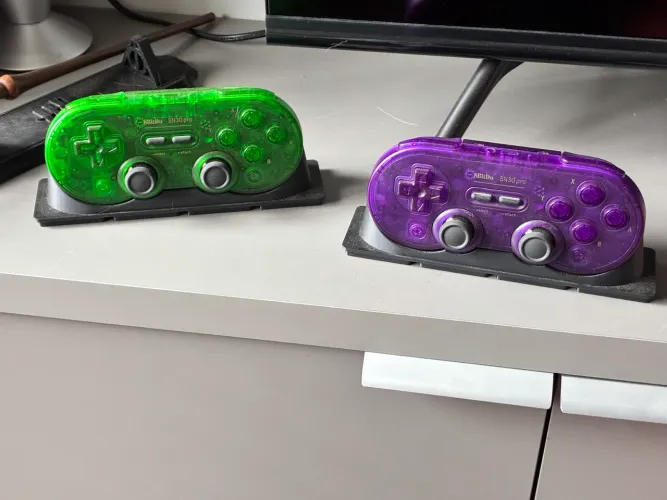 Kit 2 Controles 8BitDo SN30 Pro (Roxo + Verde Transparentes) + Bases de Suporte - Sem Uso