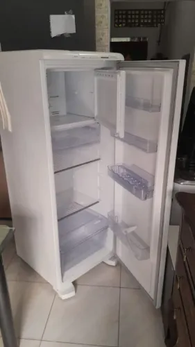 Excelente geladeira frost free pouco tempo de uso meu preço 1.400 duas vezes no cartão 