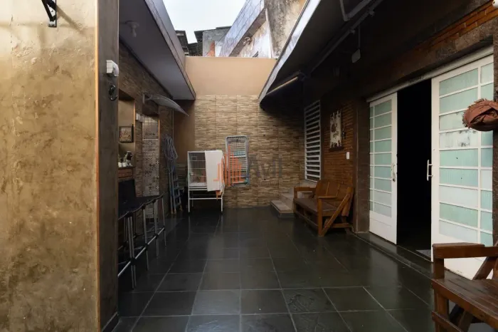 Casa para Venda e Locação no Canindé com 360m², com 4 quartos.