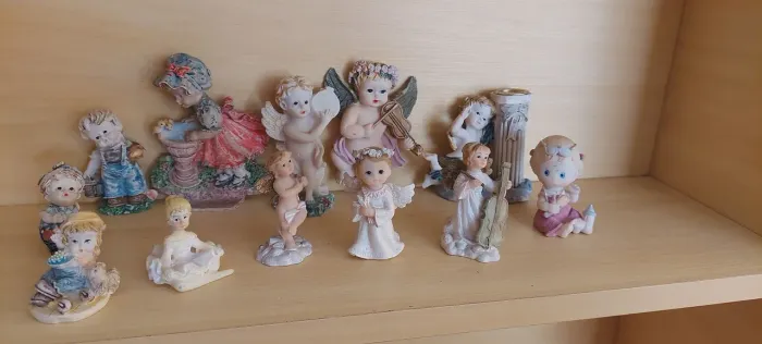 Lote de Bibelôs Antigos em Resina - Coleção Anjos e Crianças Vintage<br>Descrição: