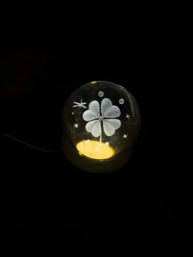 Luminaria de Mesa Bola de Cristal 3D Trevo de Quatro Folhas - Base Madeira