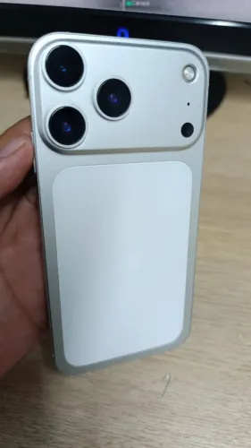 Vendo iPhone XR na carcaça do 17 pro 64gb