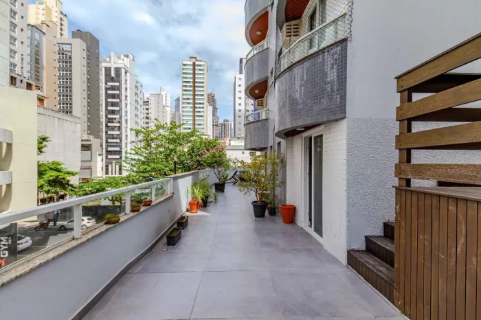 Aluguel: Apartamento amplo com piscina privativa.