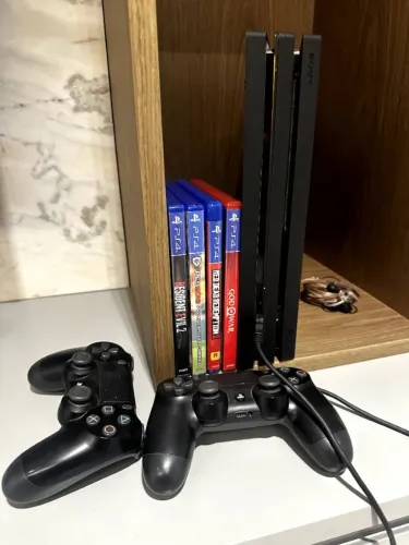 PS4 Pro 1tb 4k UHD + 2 Controles + Jogos Físicos