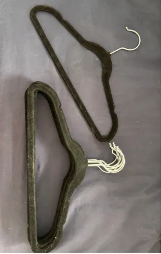 30 cabides preto de veludo pequenos