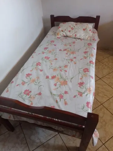 Cama de solteiro de madeira com colchão
