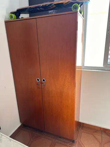 Armário com porta e 4 estantes
