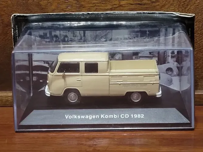 Volkswagen Kombi CD 1982 - Coleção VW Collection - Carrinho Miniatura 1/43