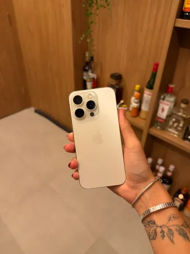 iPhone 15 Pro 128GB Branco Titanium - Estado de Novo