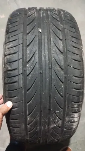 3 pneus aro 20 em ótimo estado