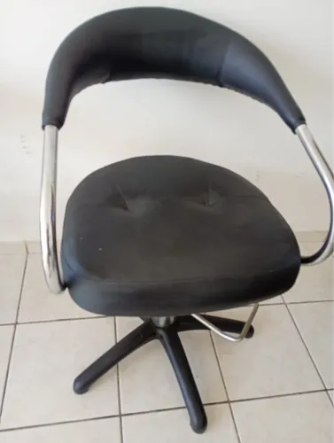 Vendo cadeiras de cabelereiro (a)