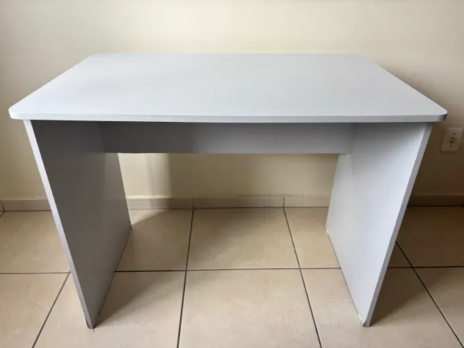 Mesa de Escritório/Estudo Branca Compacta - Ótimo Estado!