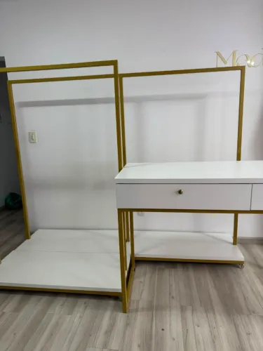 Vendo 3 Araras ( com rodinhas) + mesa alta