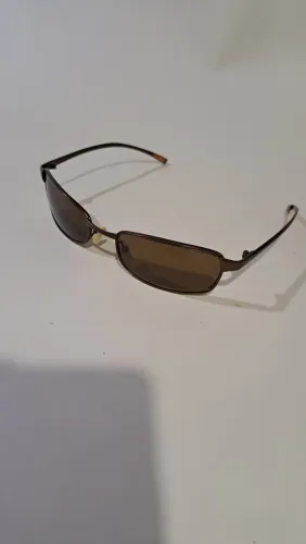 Óculos escuro com caixa - marca catarino