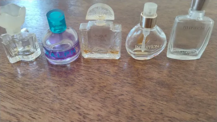Frascos vazios de miniaturas de perfumes importados.