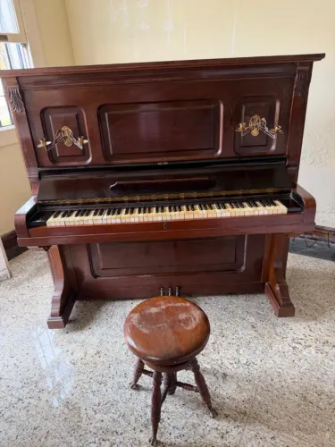 Piano Antigo Milton New York
