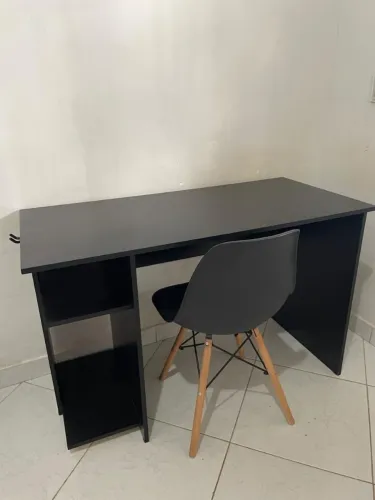 Escrivaninha/mesa de escritório preta semi nova em perfeito estado
