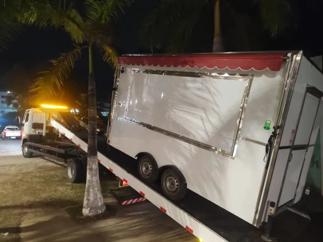 Food Truck. Branco 2 por 4 .