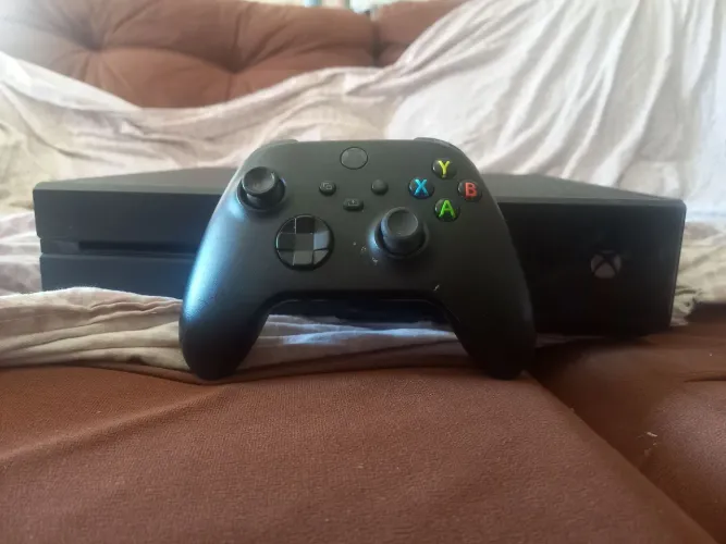 XBOX one semi novo enclui cotrole e cabos 500gb muito bom excelente 