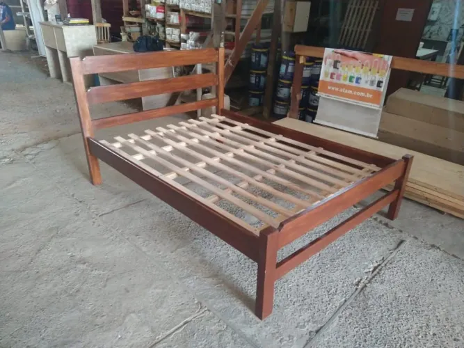 Cama de casal feita em madeira de lei