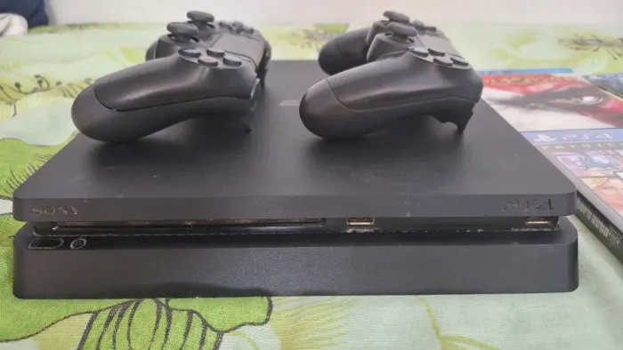 PlayStation 4 slim 500 gb dois controle