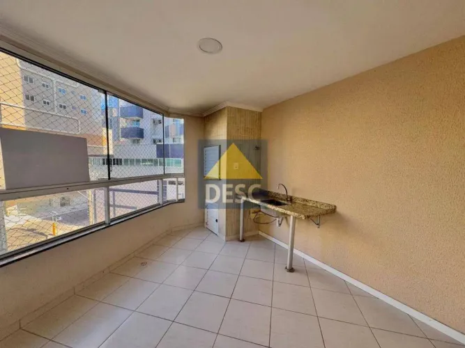 Apartamento de três dormitórios com terraço a venda na região central de Balneário Cambori