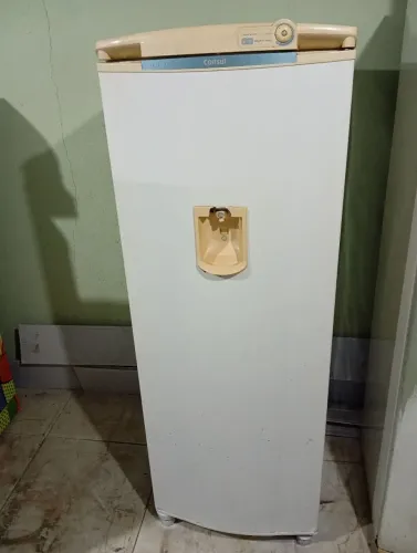 Vendo uma geladeira funcionando perfeitamente bairro nova Almeida serra tel *