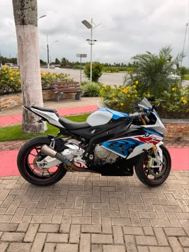 Moto sem nenhum detalhe.