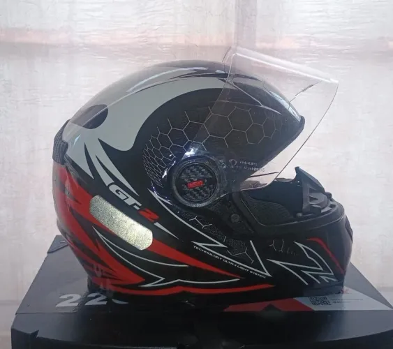 Capacete Fechado FW3 GT2 com viseira cristal e narigueira.