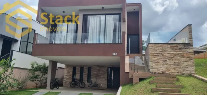 Casa de Alto Padrão com 4 Quartos, Piscina Aquecida e 3 Suítes em Condomínio Fechado
