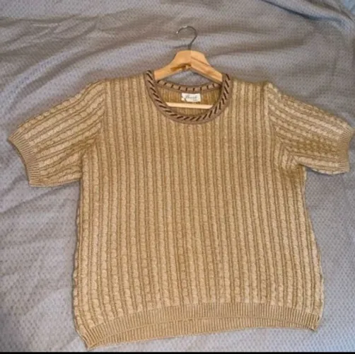 Blusa em tricô dourada