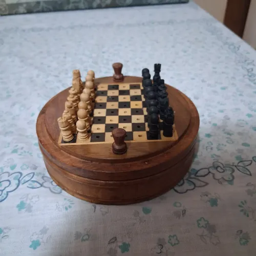 Jogo xadrez miniatura, caixa redonda e peças madeira,
