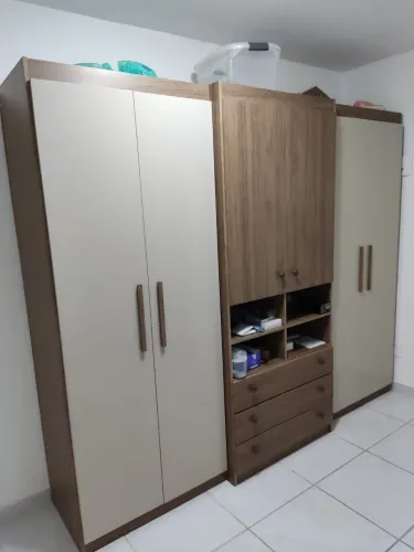 Vendo guarda-roupa 6 portas semi novo