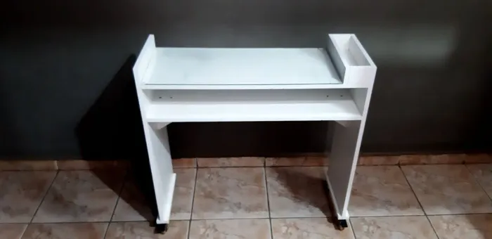 Mesa de manicure semi nova 