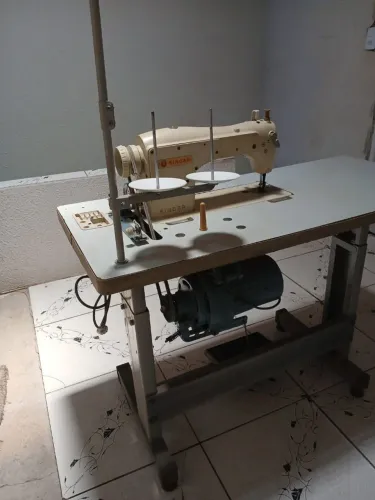 MÁQUINA DE COSTURA INDUSTRIAL RETA - SINGER