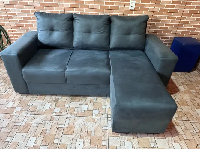 SOFÁ 3 LUGARES COM CHAISE NOVO R$:550 COM ENTREGA WATTSZAP: *