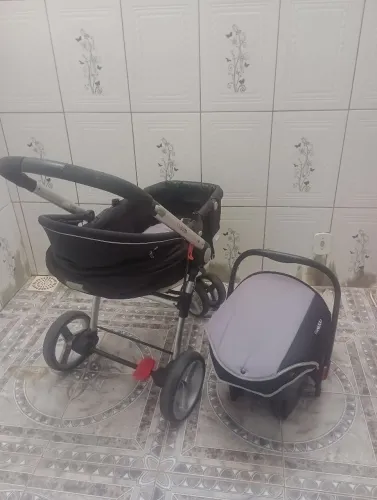 Carrinho de bebê e bebe conforto