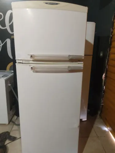 Vendo uma geladeira usada
