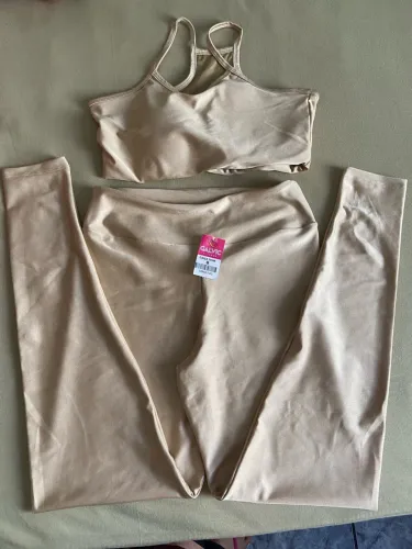 Roupas de academia seminovas