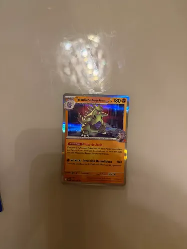 Esta é uma carta de Pokémon Estampas Ilustradas "Tyranitar da Equipe Rocket" (096/182).  